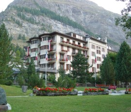 こちらは村一番のホテル