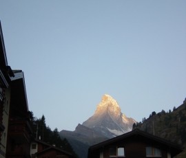 朝焼けが頂上を照らす