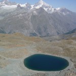 山腹にはぽっかりとリッフェル湖
