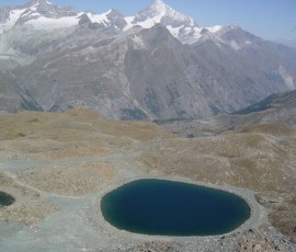 山腹にはぽっかりとリッフェル湖