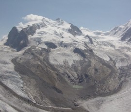 スイス最高峰のモンテローザも山肌をあらわに