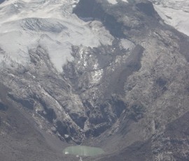 え、山頂付近に湖ができてる!