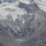 え、山頂付近に湖ができてる!