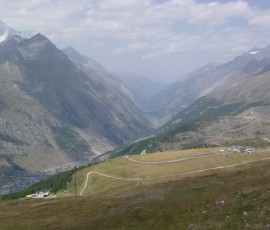はるかかなたにツェルマットの街並が