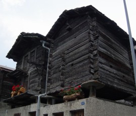 名物のネズミ返し。円形の石でネズミを撃退!