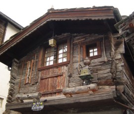 壁に農具とグラインダーの飾り付け