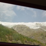 列車の天井からは氷河が見えます