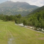 真っ白な川は、山からの石灰岩のせいでしょうか