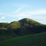 向こうの山に夕日があたる時刻です