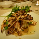 メインディッシュは、ゆでたカニにバターソース