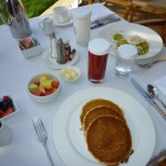 遅めの朝食は部屋のパティオで