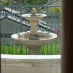 庭の噴水には、幸せの青い鳥!