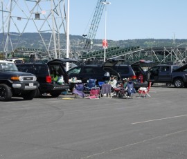 球場の駐車場では、楽しいテイルゲーティング(試合前パーティー)