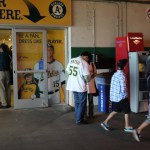 松井選手のTシャツが1万枚配られる