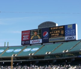 「日本デー」にちなみ、電光掲示板に松井選手のあいさつ