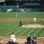 始球式のキャッチャーは松井選手