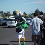 Asのマスコット「ストムパー」のぬいぐるみを持ち帰る