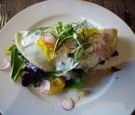 スモークサーモンのラップ(Wrapはトルティーヤで具材を巻いた人気メニュー)