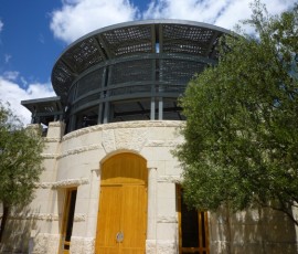 フランスの石灰岩とカリフォルニアの樫が融合文化を象徴