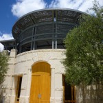 フランスの石灰岩とカリフォルニアの樫が融合文化を象徴