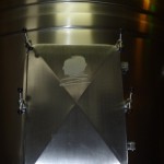 タンクの扉にはオーパス・ワンのロゴ。創立者ふたりの横顔がモチーフ