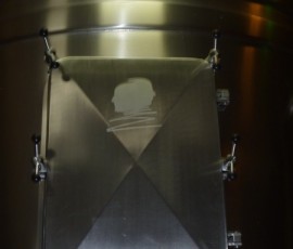 タンクの扉にはオーパス・ワンのロゴ。創立者ふたりの横顔がモチーフ