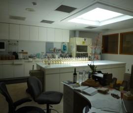 実験室ではコルクのテスト中