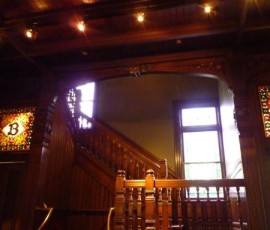 邸内は緻密な職人芸