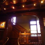 邸内は緻密な職人芸