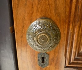 ドアノブにまで花の模様