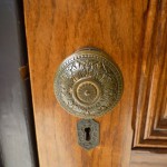 ドアノブにまで花の模様