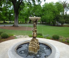 前庭の立派な噴水