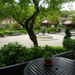 広々とした中庭にも噴水