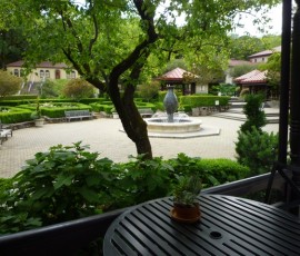 広々とした中庭にも噴水