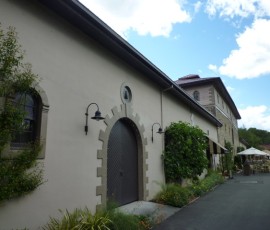 ワイナリーの裏手は崖。地中には貯蔵用のトンネルが