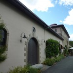 ワイナリーの裏手は崖。地中には貯蔵用のトンネルが