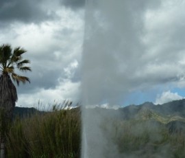 こんなに勢い良く温泉が吹き出します