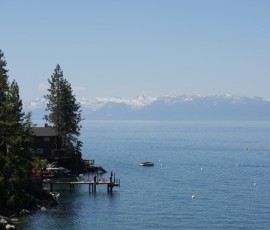 静かな湖畔には別荘