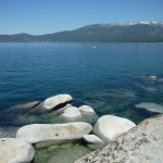 向きによっては真っ青に輝く