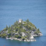 湾にはぽっかりと小島