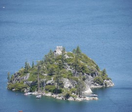 湾にはぽっかりと小島