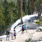 湾に勢いよく流れ込む、イーグル滝