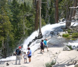 湾に勢いよく流れ込む、イーグル滝