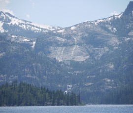 雪解け水は、やがて滝となる