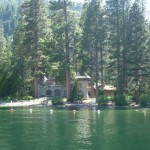 浜辺にはヴァイキング様式の建物