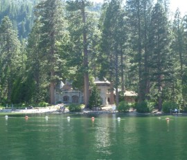 浜辺にはヴァイキング様式の建物