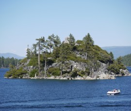 エメラルドベイの中島