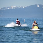 入れ違いに親子3人乗りのジェットスキー