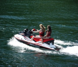 髪をなびかせ女の子の2人乗り