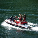 髪をなびかせ女の子の2人乗り